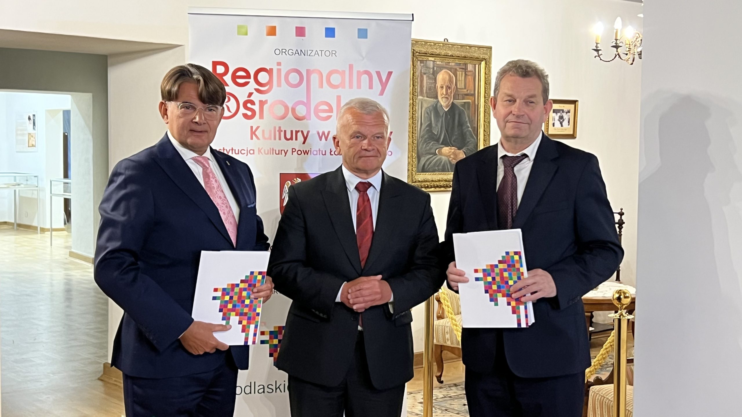 Podpisanie kluczowych umów w Drozdowie. Podlaskie wspiera Dni Kultury Kurpiowskiej i Festiwal Drozdowo‑Łomża