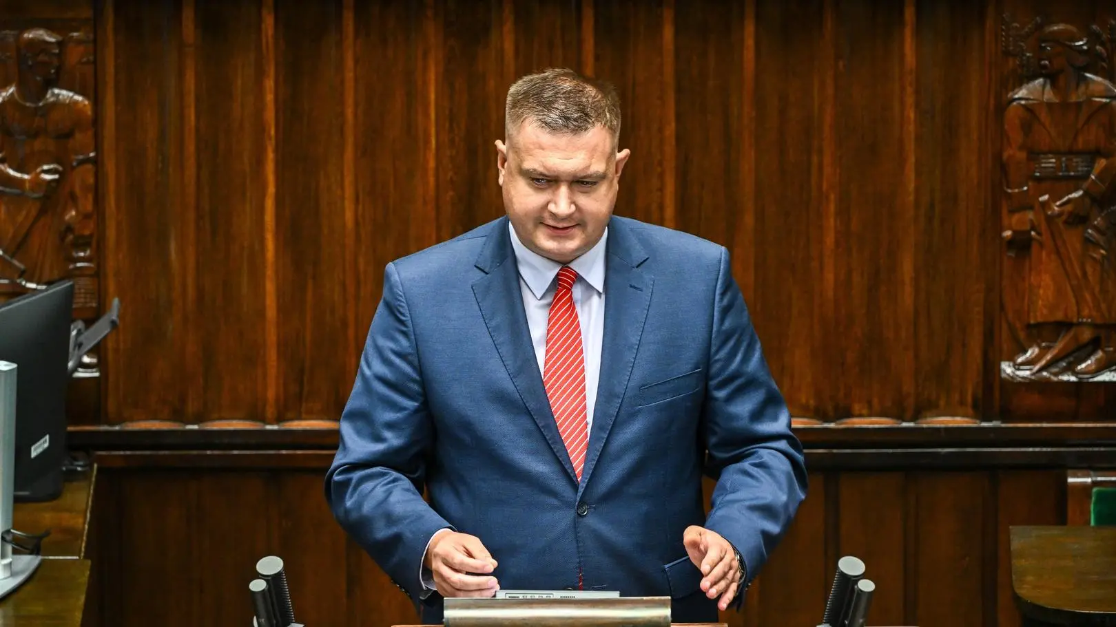 Poseł PiS wyniesiony z samolotu. Służby musiały interweniować, polityk tłumaczy się zdrowiem